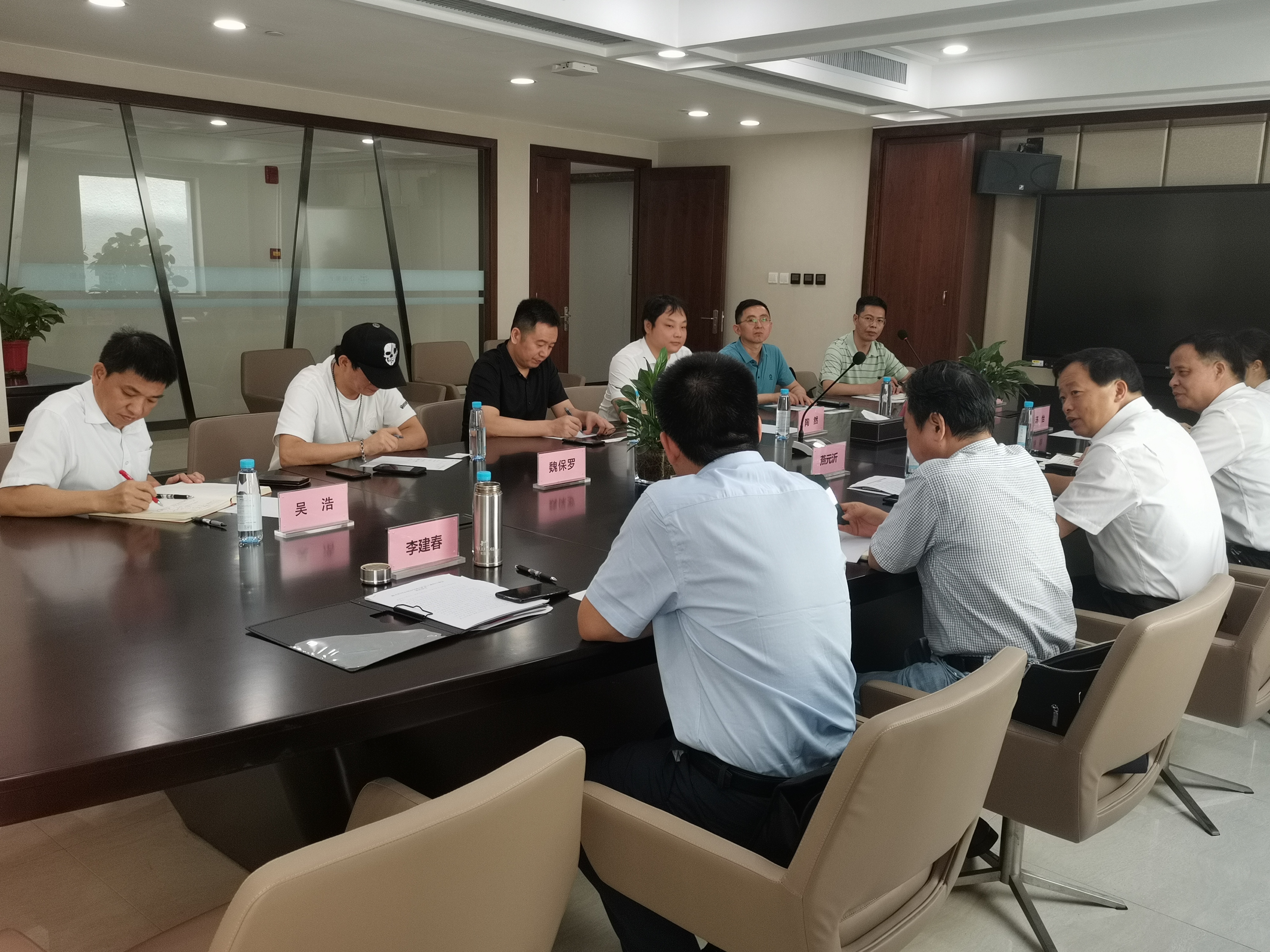 东方企业创新发展中心主任张士文与宜昌市委常委统战部部长燕元沂一行座谈